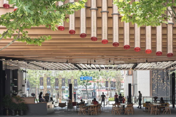 Baunetz, Architektur, Meldungen, Projekte, China, Shanghai, Bund, New Bund Finance Centre, Foster + Partners, Heatherwick Studio, Kulturzentrum, rotierende Fassade, mixed use, Multifunktionsgebude, flexible Fassade, bewegliche Fassade, Fosun Foundation, Ausstellungshalle, chinesisches Theater, beweglicher Vorhang, Vorhangfassade, Magnesiumlegierung, Bronzerohre, Laurian Ghinitoiu