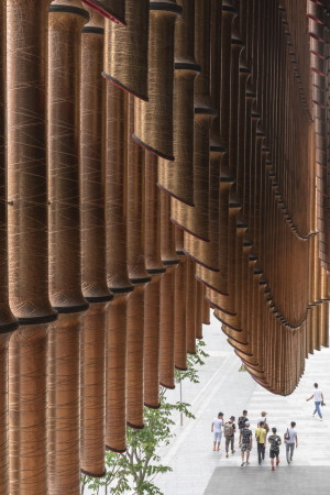 Baunetz, Architektur, Meldungen, Projekte, China, Shanghai, Bund, New Bund Finance Centre, Foster + Partners, Heatherwick Studio, Kulturzentrum, rotierende Fassade, mixed use, Multifunktionsgebude, flexible Fassade, bewegliche Fassade, Fosun Foundation, Ausstellungshalle, chinesisches Theater, beweglicher Vorhang, Vorhangfassade, Magnesiumlegierung, Bronzerohre, Laurian Ghinitoiu