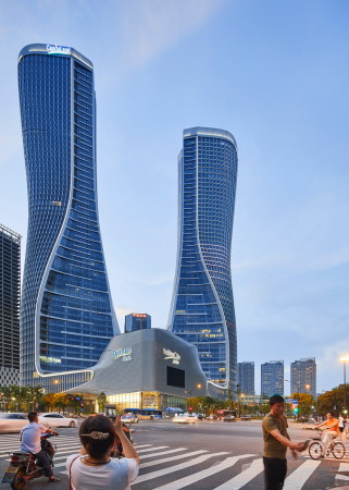 Baunetz, Architektur, Meldungen, Projekte, China, Hangzhou, Raffles City, UNStudio, CapitaLand, urban hub, Gemischtnutzung, Wohn- und Gesch�ftshaus, Qianjiang New Town, Hochhaus, stromlinienf�rmige T�rme, landmark, green city, wave, motion, Aluminiumfassade, Atrium, kurvenf�rmig, Welle Hufton + Crow, Seth Powers, Jin Xing