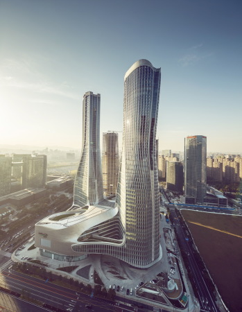 Baunetz, Architektur, Meldungen, Projekte, China, Hangzhou, Raffles City, UNStudio, CapitaLand, urban hub, Gemischtnutzung, Wohn- und Gesch�ftshaus, Qianjiang New Town, Hochhaus, stromlinienf�rmige T�rme, landmark, green city, wave, motion, Aluminiumfassade, Atrium, kurvenf�rmig, Welle Hufton + Crow, Seth Powers, Jin Xing
