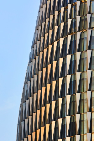 Baunetz, Architektur, Meldungen, Projekte, China, Hangzhou, Raffles City, UNStudio, CapitaLand, urban hub, Gemischtnutzung, Wohn- und Gesch�ftshaus, Qianjiang New Town, Hochhaus, stromlinienf�rmige T�rme, landmark, green city, wave, motion, Aluminiumfassade, Atrium, kurvenf�rmig, Welle Hufton + Crow, Seth Powers, Jin Xing