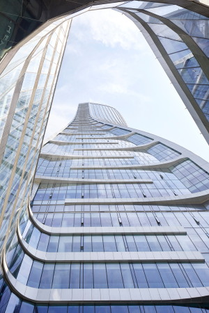 Baunetz, Architektur, Meldungen, Projekte, China, Hangzhou, Raffles City, UNStudio, CapitaLand, urban hub, Gemischtnutzung, Wohn- und Gesch�ftshaus, Qianjiang New Town, Hochhaus, stromlinienf�rmige T�rme, landmark, green city, wave, motion, Aluminiumfassade, Atrium, kurvenf�rmig, Welle Hufton + Crow, Seth Powers, Jin Xing