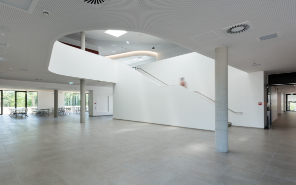 hockenheim, schule, neubau, klinker, grau, treppenhaus, atrium, wei, sichtbeton, holz, bank, sitzbank, Louise-Otto-Peters-Schule, effizienz, energie, nachhaltig, nachhaltigkeit, plus-energie-standard, berufsschule, EnEV, ina, Planungsgesellschaft, darmstadt, Michael Keller, roth, architekten, schwetzingen, Dorothea Burkhardt