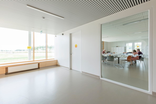 Baunetz, Meldungen, Architektur, Projekte, Belgien, Knokke-Heist, NL Architects, Basisschool De Vonk, Scholencampus De Vonk De Pluim, Schulgeb�ude, primary school, Passiefschool, Passivschule, canadian well, Vulkan, Vorbau, Vollw�rmeschutz, green roof, Marcel van der Burg