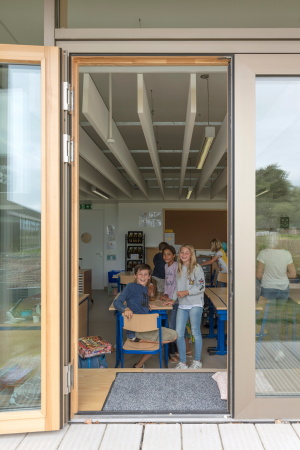 Baunetz, Meldungen, Architektur, Projekte, Belgien, Knokke-Heist, NL Architects, Basisschool De Vonk, Scholencampus De Vonk De Pluim, Schulgeb�ude, primary school, Passiefschool, Passivschule, canadian well, Vulkan, Vorbau, Vollw�rmeschutz, green roof, Marcel van der Burg