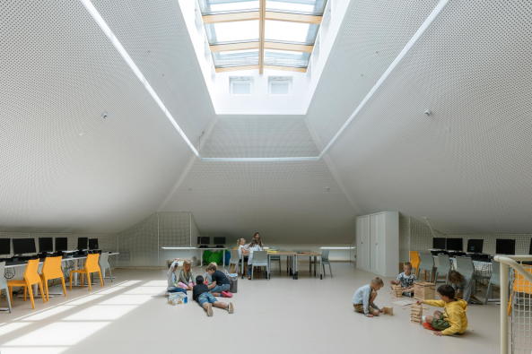 Baunetz, Meldungen, Architektur, Projekte, Belgien, Knokke-Heist, NL Architects, Basisschool De Vonk, Scholencampus De Vonk De Pluim, Schulgebude, primary school, Passiefschool, Passivschule, canadian well, Vulkan, Vorbau, Vollwrmeschutz, green roof, Marcel van der Burg
