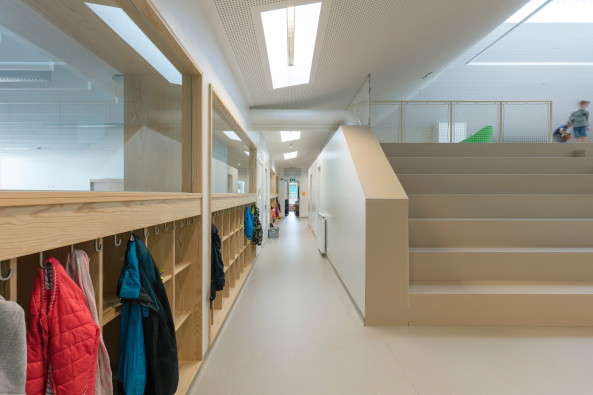 Baunetz, Meldungen, Architektur, Projekte, Belgien, Knokke-Heist, NL Architects, Basisschool De Vonk, Scholencampus De Vonk De Pluim, Schulgebude, primary school, Passiefschool, Passivschule, canadian well, Vulkan, Vorbau, Vollwrmeschutz, green roof, Marcel van der Burg