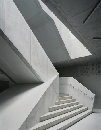 arndt-gymnasium, ernst moritz arndt, berlin, dahlem, neubau, anbau, aff, architekten, schule, gymnasium, treppe, skulptural, beton, sichtbeton, wald, grau, objekt, schulbau, hans-christian, schink, knigin-luise-strae, arndt, fertigteile, erffnung, klassenraum