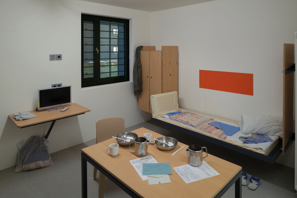 stammheim, jva, gefngnis, jutiz, beton, stuttgart, deutscher herbst, raf, sicherheit, architektur, knast, neubau, erweiterung, erffnung, panoptikum, hof, gefngnishof, mbel, bnke, zelle, zellen, Justizvollzugsanstalt, ludwigsburg, unterkunft, Michael Tmmers, strafe, haft