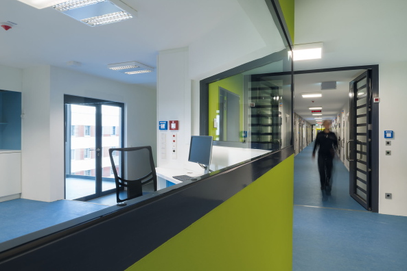 stammheim, jva, gefngnis, jutiz, beton, stuttgart, deutscher herbst, raf, sicherheit, architektur, knast, neubau, erweiterung, erffnung, panoptikum, hof, gefngnishof, mbel, bnke, zelle, zellen, Justizvollzugsanstalt, ludwigsburg, unterkunft, Michael Tmmers, strafe, haft