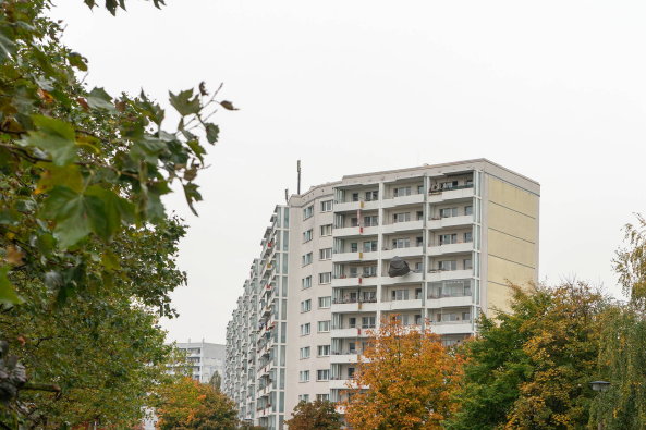 Steinwurf, Kunst am Bau,  Borgmann Lenk, Wurf, Stein, Beton, Monolith, Berlin, Marzahn, Plattenbau, Baunetz