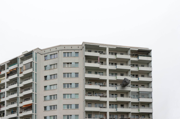 Steinwurf, Kunst am Bau,  Borgmann Lenk, Wurf, Stein, Beton, Monolith, Berlin, Marzahn, Plattenbau, Baunetz