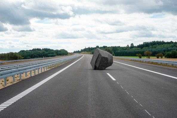 Steinwurf, Kunst am Bau,  Borgmann Lenk, Wurf, Stein, Beton, Monolith, Berlin, Marzahn, Plattenbau, Baunetz