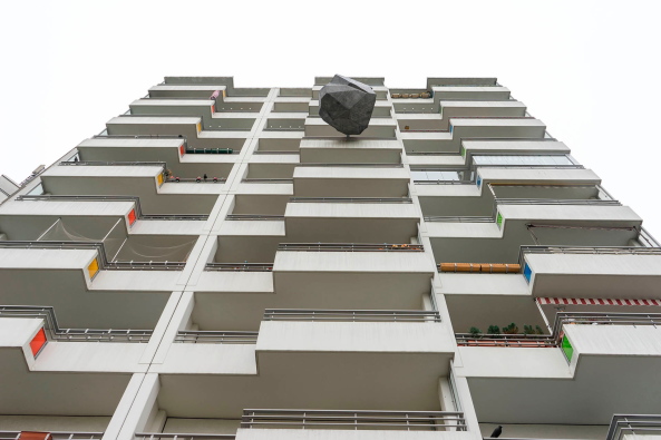 Steinwurf, Kunst am Bau,  Borgmann Lenk, Wurf, Stein, Beton, Monolith, Berlin, Marzahn, Plattenbau, Baunetz