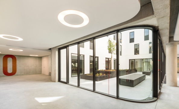 Baunetz, Meldung, Architektur, architecture, 2017, Antiono Virga, Frankreich, France, french, franz�sisch, Lot, Cahors, Toulouse, Luc Boegly, Centre d'H�bergement et d'Accueil, CHAI, Jugendherberge, Unterkunft, youth hostel, S�dfrankreich, southern france, Tourismus, Hotel, Innenhof, courtyard, Geschlossenheit, closed, Pont Valentr�