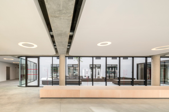 Baunetz, Meldung, Architektur, architecture, 2017, Antiono Virga, Frankreich, France, french, franz�sisch, Lot, Cahors, Toulouse, Luc Boegly, Centre d'H�bergement et d'Accueil, CHAI, Jugendherberge, Unterkunft, youth hostel, S�dfrankreich, southern france, Tourismus, Hotel, Innenhof, courtyard, Geschlossenheit, closed, Pont Valentr�