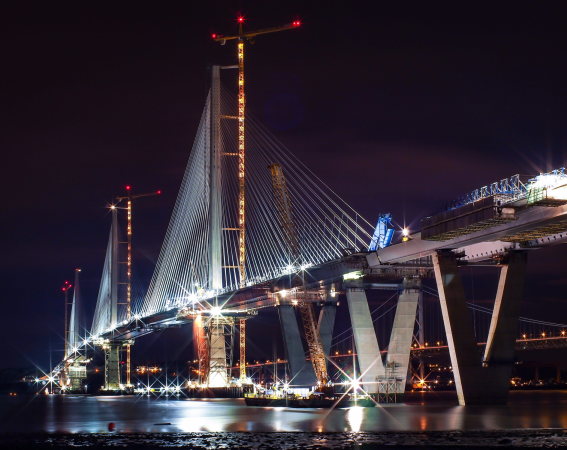 Queensferry Crossing, Schrgkabelbrcke, Firth of Fourth, Schottland, drei Pylone, berlappende Kabel