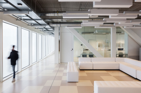 Baunetz, Meldungen, Architektur, Projekte, Belgien, Antwerpen, Wilrijk, Fort VI, Topsportschool, Stedelijk Leonardo Lyceum, Compagnie-O architects, Sportzentrum, Turnhalle, Sportschule, Tim Van De Velde, Effizienz, Zielorientierung, spartanisch, monumental, challenge, Wettbewerbsgeist, voyeuristic spaces, ehemalige Militrfestung, Festungsarchitektur, schrger Betonsockel, Monolith, Spiegelglas, Glashaus, Oxymoron, Widerspruch, Spannung, Bunker, Patina