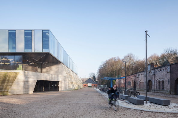 Baunetz, Meldungen, Architektur, Projekte, Belgien, Antwerpen, Wilrijk, Fort VI, Topsportschool, Stedelijk Leonardo Lyceum, Compagnie-O architects, Sportzentrum, Turnhalle, Sportschule, Tim Van De Velde, Effizienz, Zielorientierung, spartanisch, monumental, challenge, Wettbewerbsgeist, voyeuristic spaces, ehemalige Militrfestung, Festungsarchitektur, schrger Betonsockel, Monolith, Spiegelglas, Glashaus, Oxymoron, Widerspruch, Spannung, Bunker, Patina