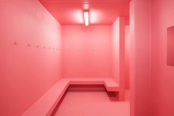 Baunetz, Meldungen, Architektur, Projekte, Belgien, Antwerpen, Wilrijk, Fort VI, Topsportschool, Stedelijk Leonardo Lyceum, Compagnie-O architects, Sportzentrum, Turnhalle, Sportschule, Tim Van De Velde, Effizienz, Zielorientierung, spartanisch, monumental, challenge, Wettbewerbsgeist, voyeuristic spaces, ehemalige Militrfestung, Festungsarchitektur, schrger Betonsockel, Monolith, Spiegelglas, Glashaus, Oxymoron, Widerspruch, Spannung, Bunker, Patina