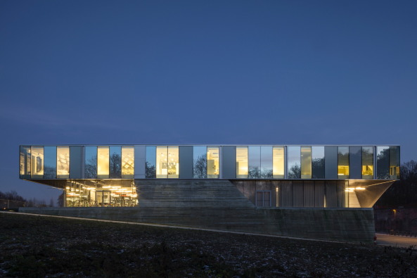 Baunetz, Meldungen, Architektur, Projekte, Belgien, Antwerpen, Wilrijk, Fort VI, Topsportschool, Stedelijk Leonardo Lyceum, Compagnie-O architects, Sportzentrum, Turnhalle, Sportschule, Tim Van De Velde, Effizienz, Zielorientierung, spartanisch, monumental, challenge, Wettbewerbsgeist, voyeuristic spaces, ehemalige Militrfestung, Festungsarchitektur, schrger Betonsockel, Monolith, Spiegelglas, Glashaus, Oxymoron, Widerspruch, Spannung, Bunker, Patina