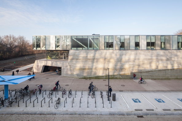 Baunetz, Meldungen, Architektur, Projekte, Belgien, Antwerpen, Wilrijk, Fort VI, Topsportschool, Stedelijk Leonardo Lyceum, Compagnie-O architects, Sportzentrum, Turnhalle, Sportschule, Tim Van De Velde, Effizienz, Zielorientierung, spartanisch, monumental, challenge, Wettbewerbsgeist, voyeuristic spaces, ehemalige Militrfestung, Festungsarchitektur, schrger Betonsockel, Monolith, Spiegelglas, Glashaus, Oxymoron, Widerspruch, Spannung, Bunker, Patina