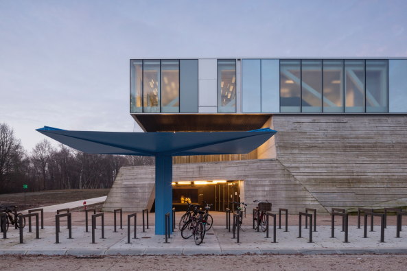 Baunetz, Meldungen, Architektur, Projekte, Belgien, Antwerpen, Wilrijk, Fort VI, Topsportschool, Stedelijk Leonardo Lyceum, Compagnie-O architects, Sportzentrum, Turnhalle, Sportschule, Tim Van De Velde, Effizienz, Zielorientierung, spartanisch, monumental, challenge, Wettbewerbsgeist, voyeuristic spaces, ehemalige Militrfestung, Festungsarchitektur, schrger Betonsockel, Monolith, Spiegelglas, Glashaus, Oxymoron, Widerspruch, Spannung, Bunker, Patina