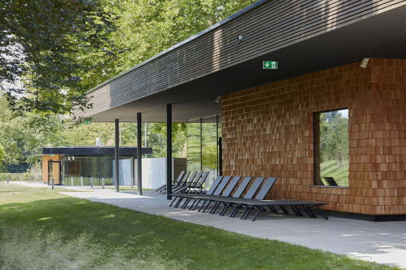 Freizeitbad in Offenburg von 4a Architekten
