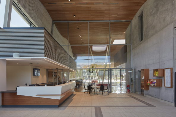 Freizeitbad in Offenburg von 4a Architekten