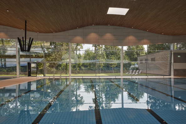Freizeitbad in Offenburg von 4a Architekten
