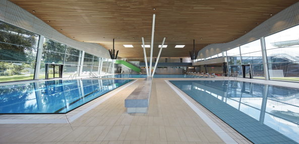 Freizeitbad in Offenburg von 4a Architekten