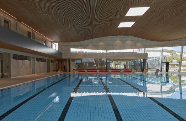 Freizeitbad in Offenburg von 4a Architekten
