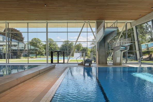 Freizeitbad in Offenburg von 4a Architekten