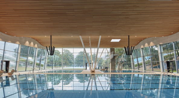 Freizeitbad in Offenburg von 4a Architekten