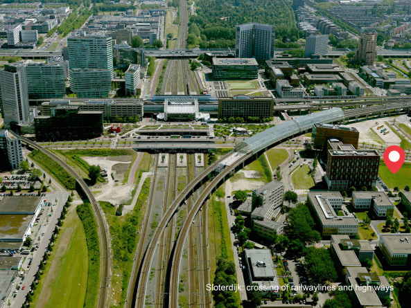 Die Wohnbauten liegen zwischen Bahnhof, Schienen und Park.