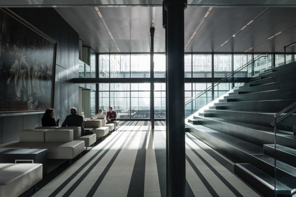 Sitzpltze und Aufenthaltsbereiche auf jedem Stockwerk.