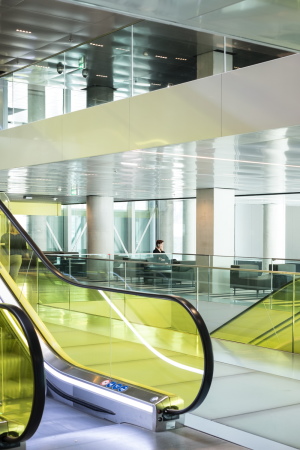 Leuchtende Rolltreppen markieren die Aufgnge.