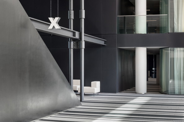 Form- und Farbspiele machen das Gebude interessant.