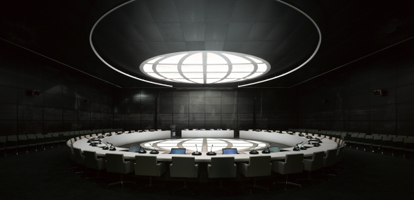 Filmreif: Ein Versammlungsraum im Krisencenter des Auenministeriums.