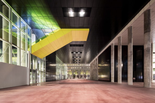 Akzente in Licht, hier in der Durchfahrt unter dem Geb�ude