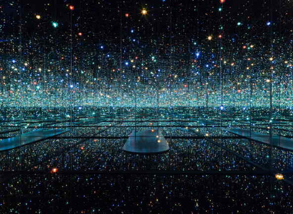 Unter dem Titel Infinity Mirrored Room - The Souls of Millions of Light Years Away hat die Knstlerin Yayoi Kusama einen Raum mit Spiegeln und LED-Leuchten gestaltet. 2013, Sammlung HGN