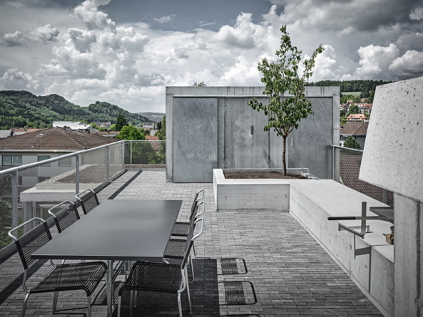 Eine Dachterrasse krnt den Bau im Blockinneren