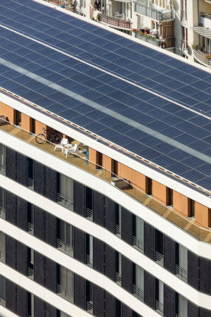 Auf dem Pultdach des Achtgeschossers wurden 769 Solarmodule montiert.