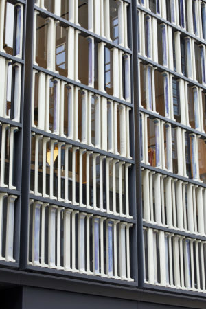 Casper Mueller Kneer: Cline Store in Tokio. Die Keramikteile wurden so angeordnet, dass ein Muster und verschiedene Transparenzen entstehen