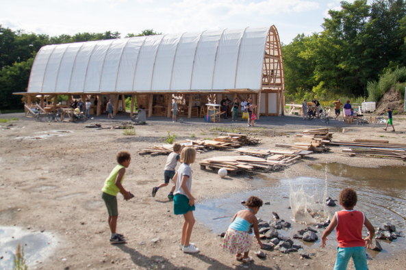 constructlab; the Arch; Alexander R�mer; Plastikm�ll; Baumaterial; Baustelle; Bogen; Monument; Forschung; Watenscheid; Zeche; bewohntes Bauger�st; Baukollektiv; Intervention; Belgien