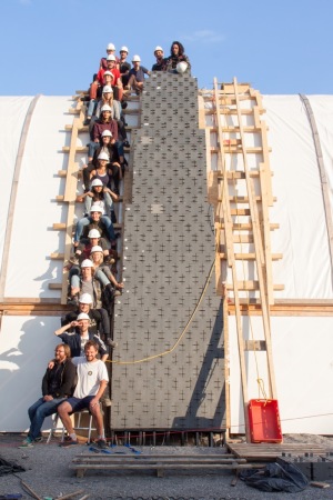 constructlab; the Arch; Alexander Rmer; Plastikmll; Baumaterial; Baustelle; Bogen; Monument; Forschung; Watenscheid; Zeche; bewohntes Baugerst; Baukollektiv; Intervention; Belgien