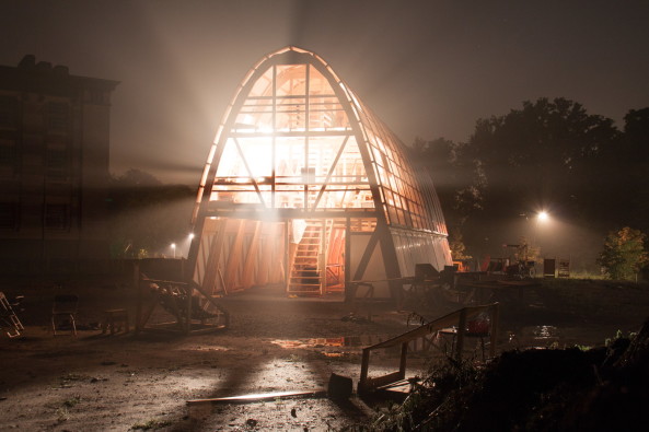 constructlab; the Arch; Alexander Rmer; Plastikmll; Baumaterial; Baustelle; Bogen; Monument; Forschung; Watenscheid; Zeche; bewohntes Baugerst; Baukollektiv; Intervention; Belgien