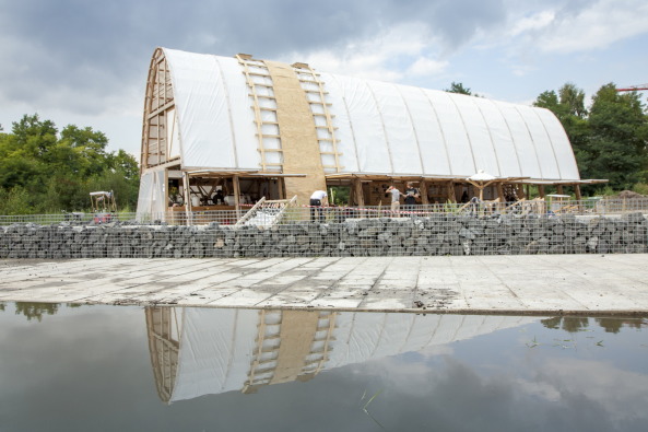 constructlab; the Arch; Alexander R�mer; Plastikm�ll; Baumaterial; Baustelle; Bogen; Monument; Forschung; Watenscheid; Zeche; bewohntes Bauger�st; Baukollektiv; Intervention; Belgien