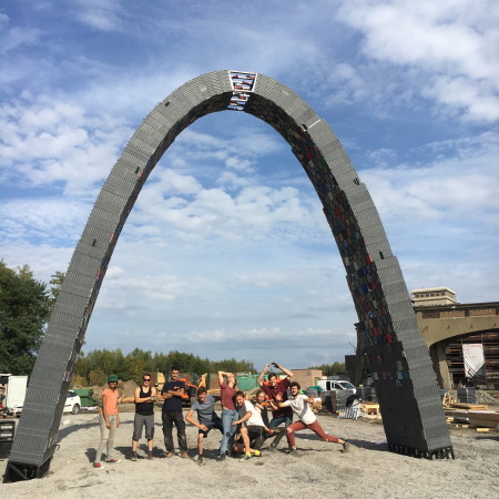 constructlab; the Arch; Alexander R�mer; Plastikm�ll; Baumaterial; Baustelle; Bogen; Monument; Forschung; Watenscheid; Zeche; bewohntes Bauger�st; Baukollektiv; Intervention; Belgien