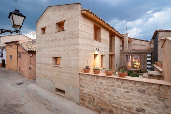 Casa de tierra in Ayerbe